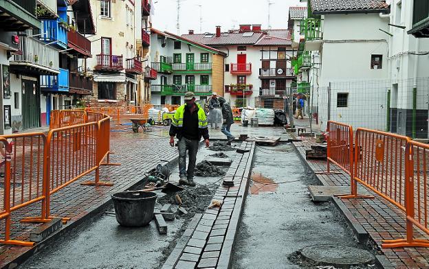 Las obras de la calle Santiago comenzaron en noviembre y están siguiendo los plazos previstos. 