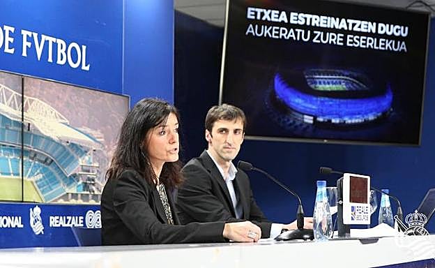 Begoña Larzabal y Yon Álvarez de Eulate durante la rueda de prensa.
