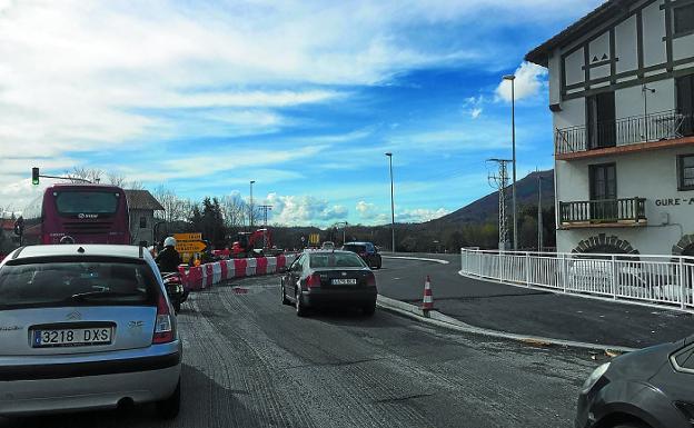 El asfaltado de la rotonda de Amute provocará cambios en el tráfico desde hoy hasta el martes.