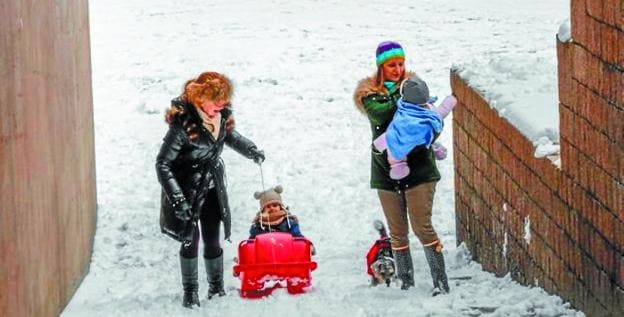 Una familia disfruta de la nieve en la Plaza de los Fueros el pasado 28 de febrero. 
