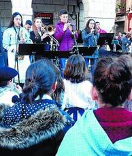 Ritmo. Los alumnos vuelven a actuar de nuevo en la calle. 