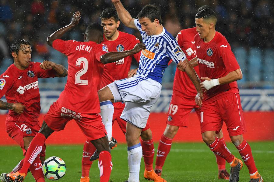 Partido bajo la lluvia en Anoeta entre la Real Sociedad y el Getafe
