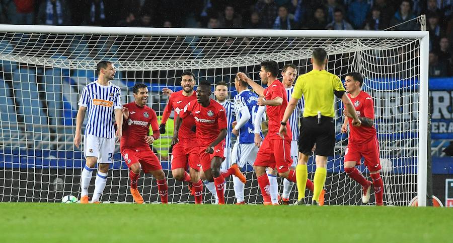 Partido bajo la lluvia en Anoeta entre la Real Sociedad y el Getafe