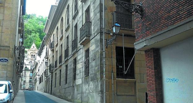 El edificio municipal de la calle campanario hoy solo está utilizado en su planta baja por Kaialde. 