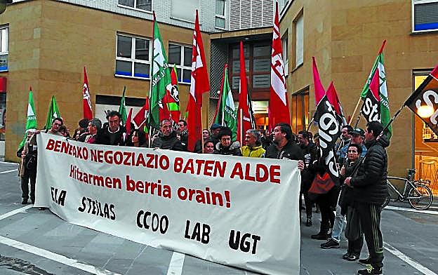 Concentración de los sindicatos ante la sede de Kristau Eskola en Donostia. 