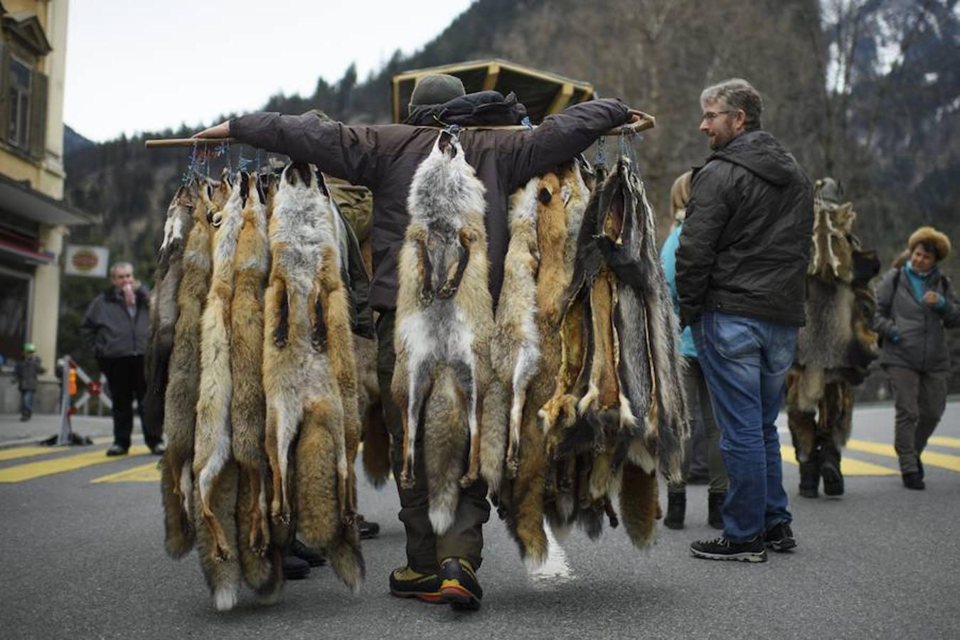 La comunidad cazadora se reúnen en su tradicional mercado de pieles en Thusis, Suiza. 