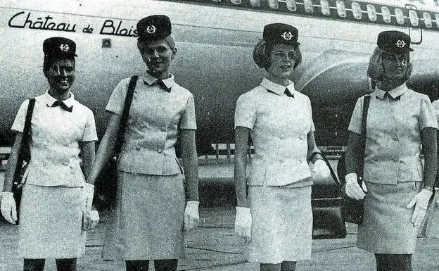 Imagen principal - Azafatas con el uniforme de Air France y abajo, el maestro trabajando junto a una modelo.