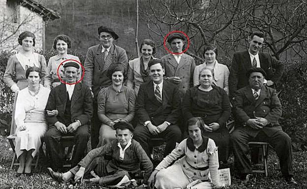 Urnietako Berrasoeta baserriko familia, 1936ko gerra baino lehentxeago. Markatuta, Fernando Alkain aita eta Iñaki semea.