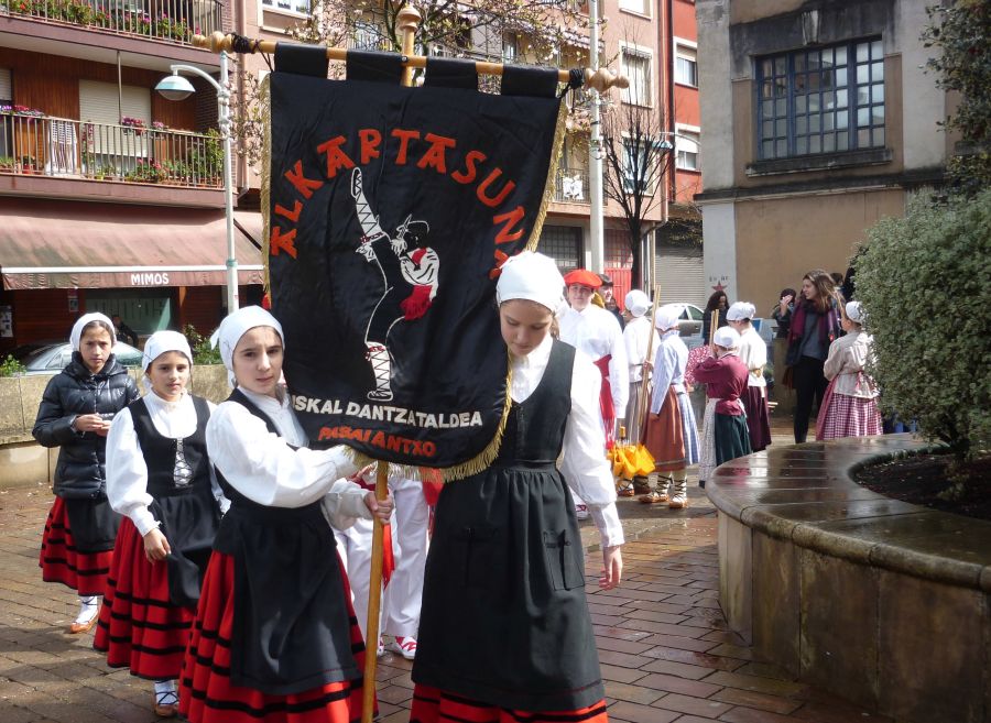 El mal tiempo no ha podido con la ilusion de los grupos de baile que han participado este domingo en los Dantzari Txiki Eguna en distintas localidades del territorio