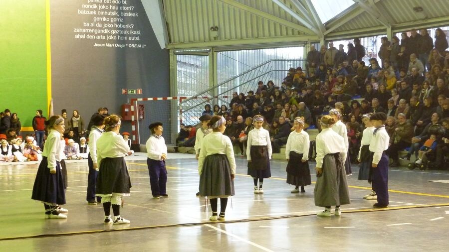 El mal tiempo no ha podido con la ilusion de los grupos de baile que han participado este domingo en los Dantzari Txiki Eguna en distintas localidades del territorio