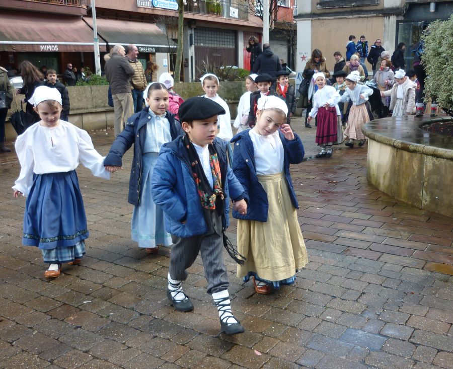 El mal tiempo no ha podido con la ilusion de los grupos de baile que han participado este domingo en los Dantzari Txiki Eguna en distintas localidades del territorio