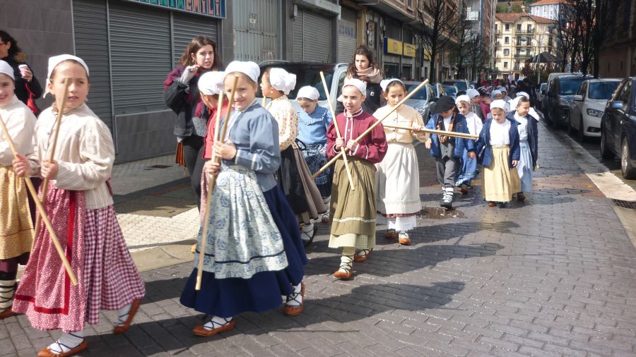 El mal tiempo no ha podido con la ilusion de los grupos de baile que han participado este domingo en los Dantzari Txiki Eguna en distintas localidades del territorio