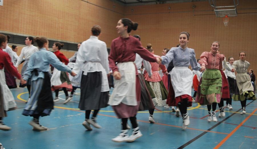 El mal tiempo no ha podido con la ilusion de los grupos de baile que han participado este domingo en los Dantzari Txiki Eguna en distintas localidades del territorio