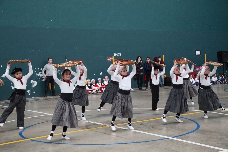 El mal tiempo no ha podido con la ilusion de los grupos de baile que han participado este domingo en los Dantzari Txiki Eguna en distintas localidades del territorio