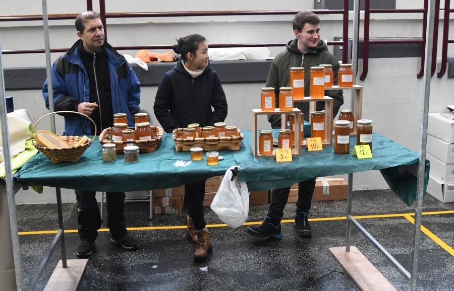 Zegama celebra el tradicional Erlearen Eguna con su ya famoso campeonato de miel. 