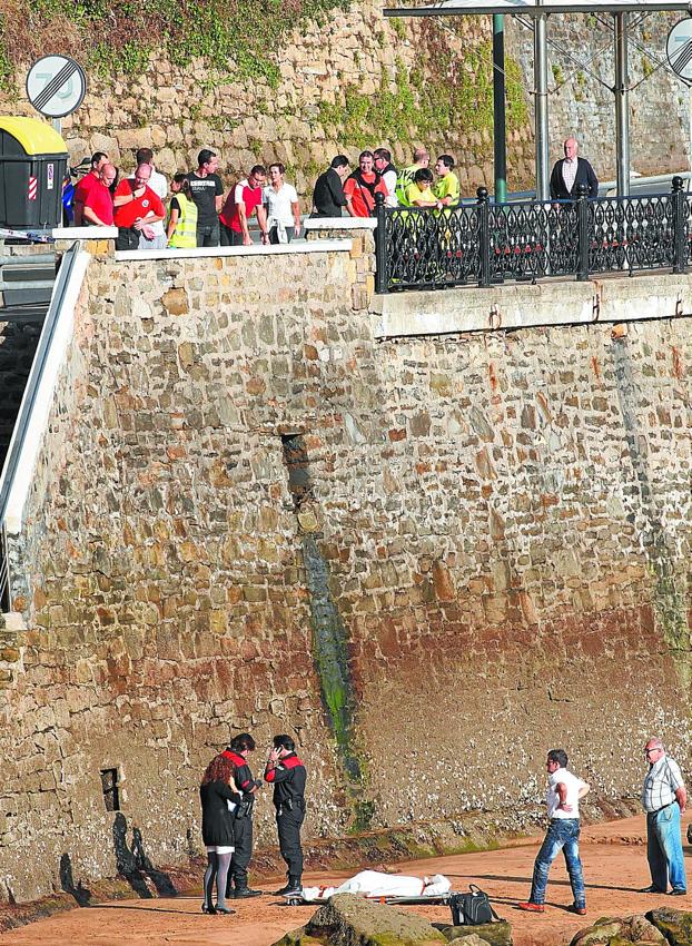 El cuerpo de la niña de año y medio Aycha Rezmives, cubierto por una sábana en Zarautz.