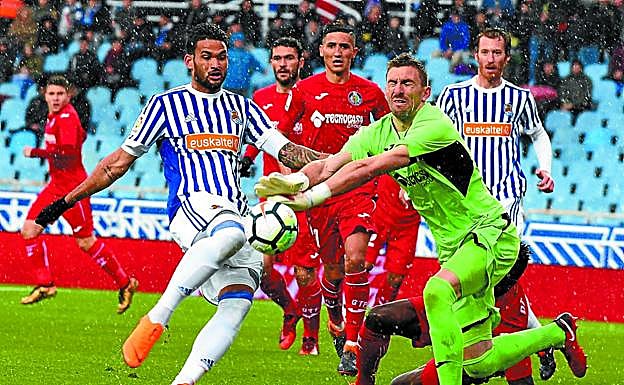 Willian José trata de armar el disparo ante la oposición de Vicente Guaita, ayer sobre césped del estadio txuri-urdin .