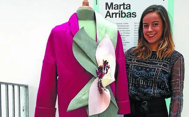Marta Arribas. Con una de sus creaciones en Kutxa Kultur Moda.