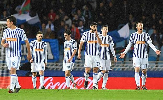 Jugadores de la Real Sociedad tras recibir un gol del Getafe el pasado sábado.