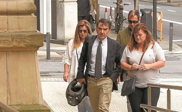 Familiares de Julen y su abogado, de camino al juicio.