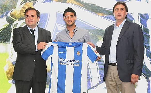 Loren junto a Aperribay durante la presentación de Carlos Vela el 16 de agosto de 2011.