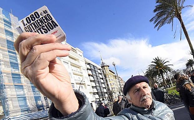 Un participante en la manifestación de pensionistas en San Sebastián