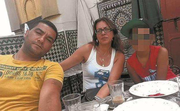 Rakel López y su hijo, junto al presunto asesino.