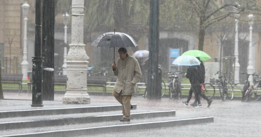 El mal tiempo se ha traducido este domingo en Donostia en intensas lluvias y momentos de granizo.