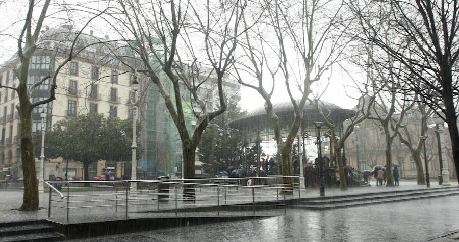 El mal tiempo se ha traducido este domingo en Donostia en intensas lluvias y momentos de granizo.