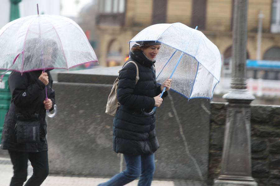 El mal tiempo se ha traducido este domingo en Donostia en intensas lluvias y momentos de granizo.