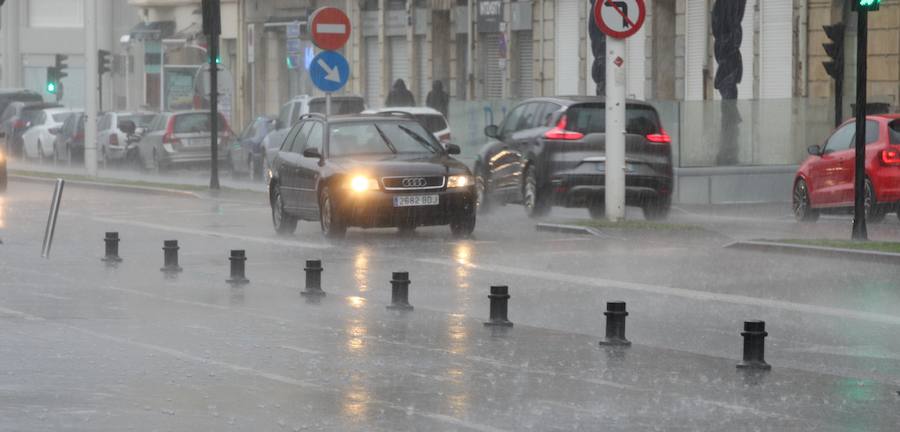 El mal tiempo se ha traducido este domingo en Donostia en intensas lluvias y momentos de granizo.