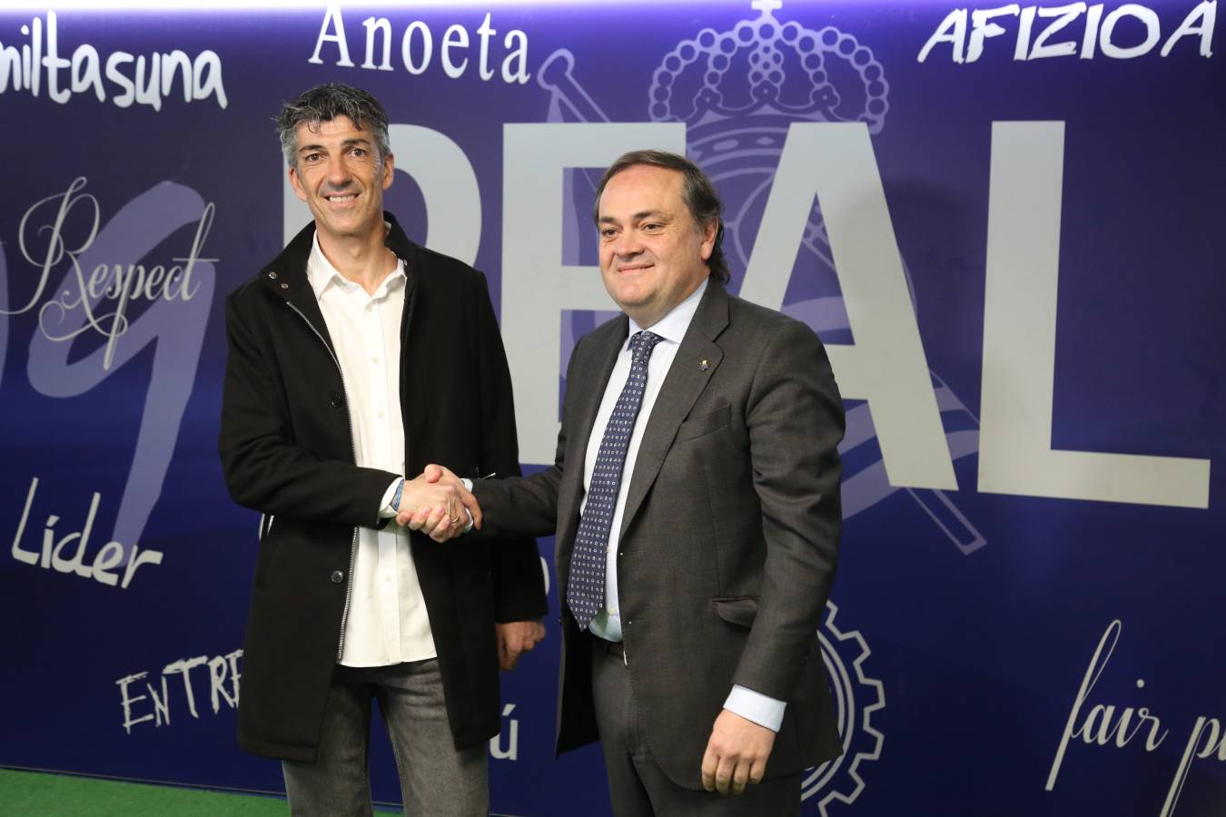 Imanol Alguacil ha sido presentado como nuevo entrenador de la Real Sociedad, sustituyendo de este modo a Eusebio Sacristán. Mikel Labaka será su segundo entrenador.