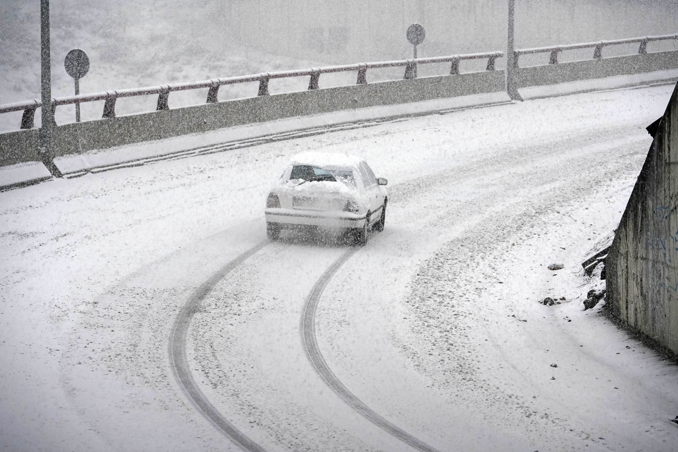 La nieve ha complicado la circulación por Etzegarate 