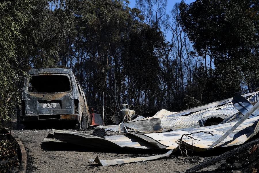 Unas noventa casas y propiedades han quedado destruidas en Australia a causa de los incendios forestales declarados desde el fin de semana en varias partes del país. 