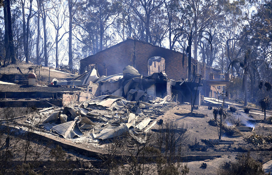 Unas noventa casas y propiedades han quedado destruidas en Australia a causa de los incendios forestales declarados desde el fin de semana en varias partes del país. 