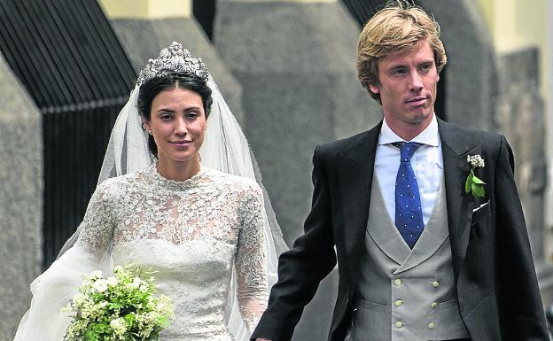 Los novios salen de la iglesia tras la ceremonia. 