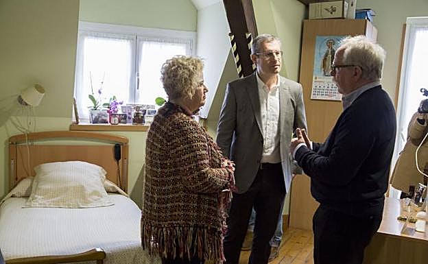 Maite Peña y Markel Olano durante su visita a la residencia Aita-Etxe. 