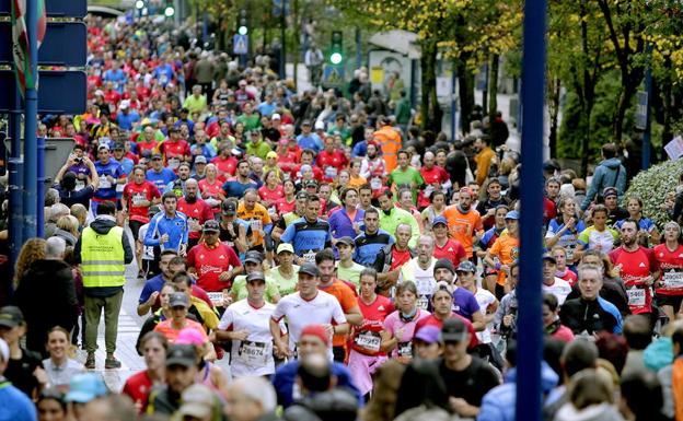 Cientos de corredores, durante la edición de la Behobia del año 2017.