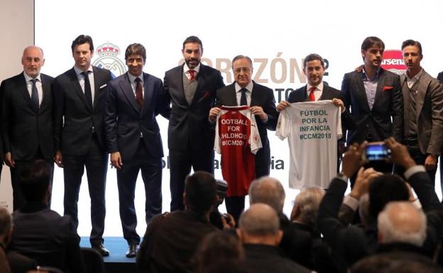 Florentino Pérez, presidente del Real Madrid, y Peter Silverstone, director de desarrollo comercial del Arsenal, junto a varios exfutbolistas, durante la presentación del partido benéfico. 