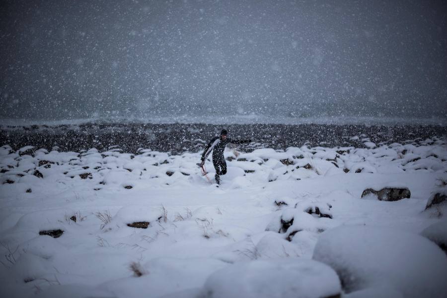 La ola izquierda en el mar en Unstad es una de las mejores del mundo. Los profesionales del surf galopan sobre ellas en otoño e invierno, y las del verano, más suaves, son perfectas para los principiantes. Las Lofoten, ubicadas en el extremo este del Mar de Noruega, bordeadas por Svalbard al norte, Groenlandia al oeste e Islandia al sur, son en la actualidad un verdadero paraíso para deslizarse sobre las olas en un paisaje excepcionalmente bello. Las auroras boreales sobre los atardeceres y la hechizante luz del invierno crean una atmósfera muy diferente a la de los lugares más tradicionales del surf.