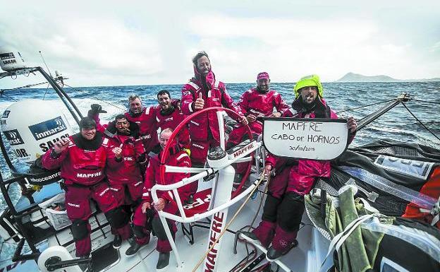 Xabi Fernández, segundo por la derecha, en su sexto paso por Cabo de Hornos, hace tres años, junto a Iker Martínez (al timón) y el resto de la tripulación del 'Mapfre'. 