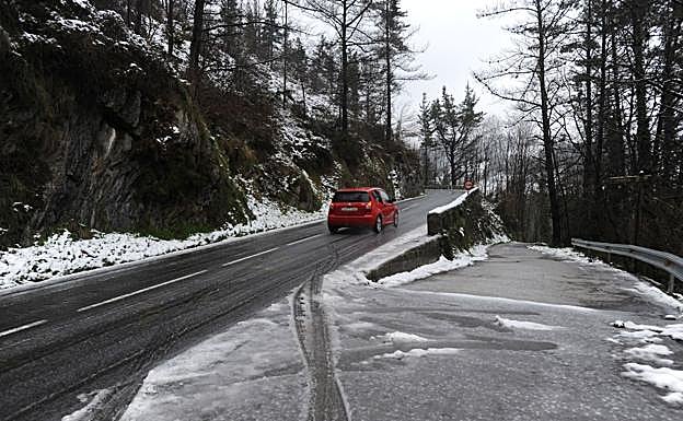 Galería. La subida a Arrate, nevada esta mañana 