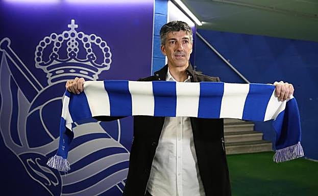 Imanol Alguacil posa con una bufanda de la Real Sociedad durante su presentación. 