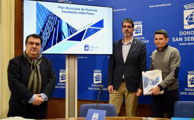 El teniente de alcalde, Ernesto Gasco, el alcalde Eneko Goia y el concejal de Urbanismo, Enrique Ramos, han presentado las líneas principales del Plan de Vivienda 