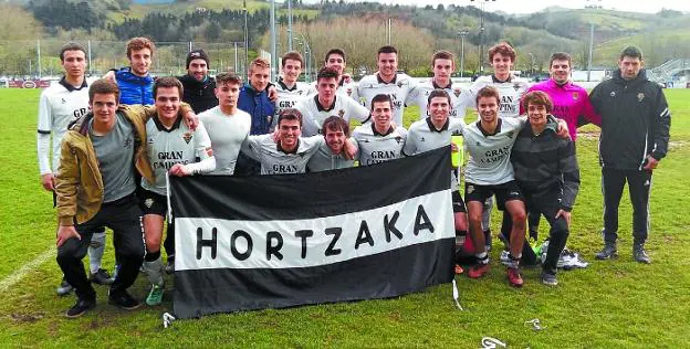 Juvenil. Los jugadores locales posan tras la victoria del domingo ante el Aurrera Vitoria.