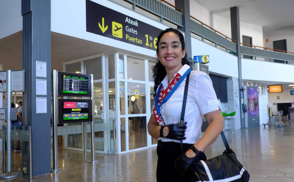 La auxiliar Carla Elorza en el aeropuerto de Hondarribia. 