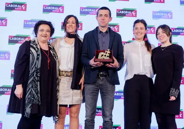 Arantxa Olaizola, de Laboral Kutxa, entregó el trofeo a Maialen Arrazola, Anartz Gereño, María Mendizabal e Izaro Lestayo.