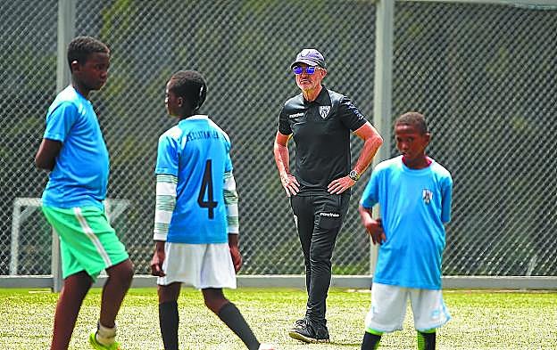 Roberto Olabe supervisa un entrenamiento de los jugadores de la cantera del Independiente del Valle en Ecuador, donde trabaja desde hace dos meses.