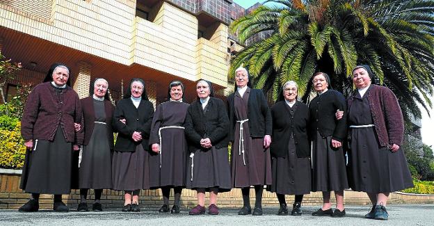 Grupo. Nueve de las diez religiosas (la hermana Carmen Lazkano está postrada en la cama) posando juntas, ayer por la tarde. 