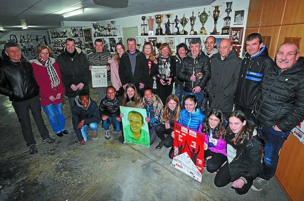 La familia de Diego García, amigos íntimos, organizadores y voluntarios del Club de Atletismo Xeye se reunieron en su casa para recordar la figura del atleta.